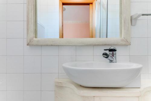 Double or Twin Room image 4