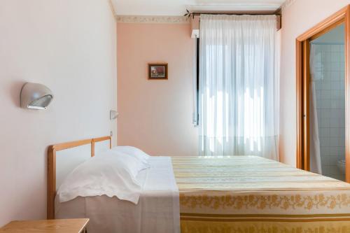 Double or Twin Room image 5