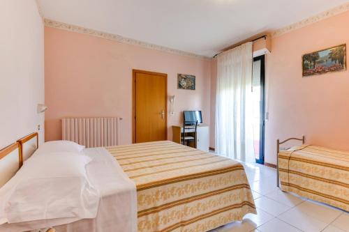 Comfort Triple Room image 3