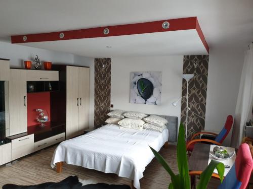4 twin beds, 1 sofa bed