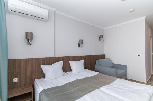 Cinema Hotel - image 13