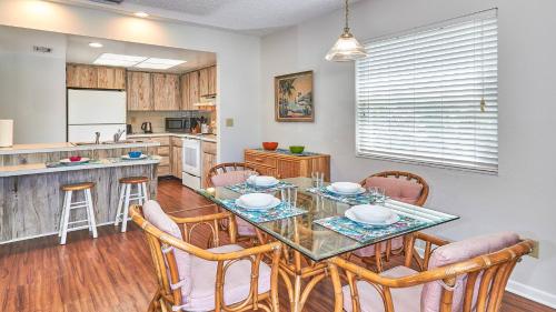 Charming short stay unit that sleeps four and is just steps to the beach SR104 - image 2