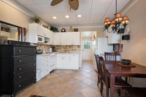 Enjoy this cozy pet friendly studiounit that is available for short stays BVG381 - image 2