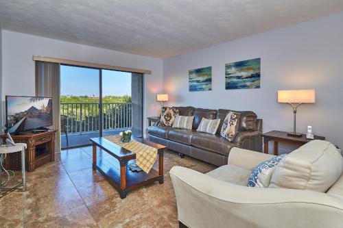 Family friendly condo nestled between the Gulf of Mexico and the Intercoastal Waterway BYTC206 - image 2