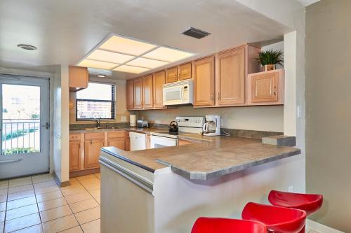 Family friendly condo nestled between the Gulf of Mexico and the Intercoastal Waterway BYTC216 - image 3