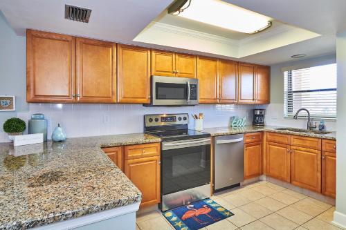 Family friendly condo nestled between the Gulf of Mexico and the Intercoastal Waterway BYTC511 - image 6