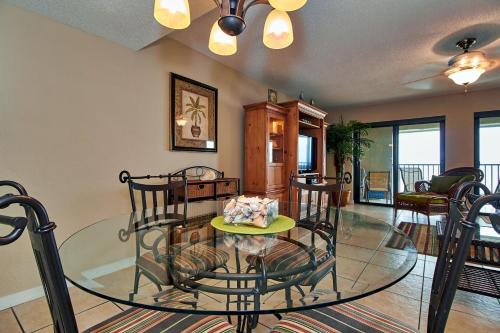 Picturesque sunsets great restaurants easy going lifestyle and sleeps six TS502 - image 3
