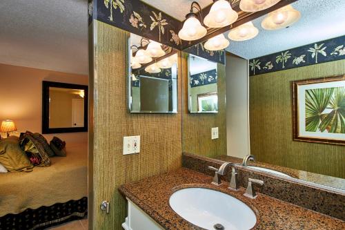 Picturesque sunsets great restaurants easy going lifestyle and sleeps six TS502 - image 7