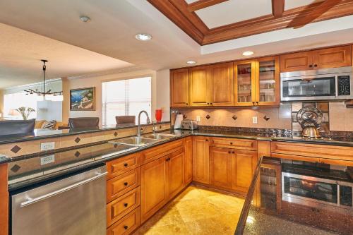 Spectacular ocean front corner unit with amazing views of that will sleep up to eight LC210 - image 6