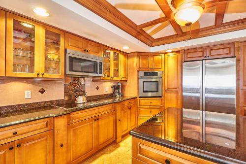 Spectacular ocean front corner unit with amazing views of that will sleep up to eight LC210 - image 7