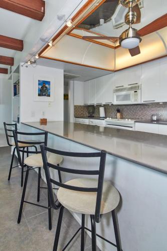 The perfect beach getaway has a direct Gulf front balcony and unit sleeps six VS2B - image 3