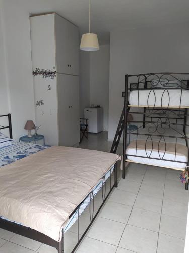 1 double bed, 1 bunk bed