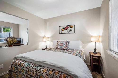 Charming Garden Retreat - 2 Mins to Sanders Beach cottage - image 4