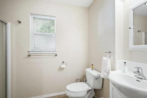 Charming Garden Retreat - 2 Mins to Sanders Beach cottage - image 9