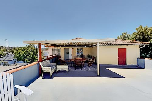 Top-Floor in Oak Park - Mountain-View Rooftop Deck apts