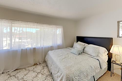 Top-Floor in Oak Park - Mountain-View Rooftop Deck apts - main image