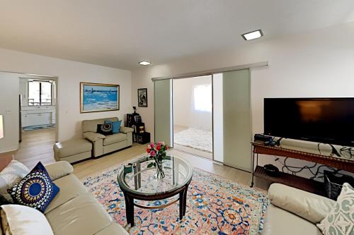 Top-Floor in Oak Park - Mountain-View Rooftop Deck apts - image 2