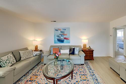 Top-Floor in Oak Park - Mountain-View Rooftop Deck apts - image 3