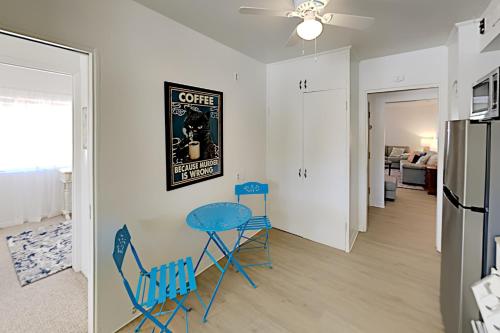 Top-Floor in Oak Park - Mountain-View Rooftop Deck apts - image 5