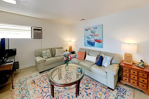 Top-Floor in Oak Park - Mountain-View Rooftop Deck apts - image 4