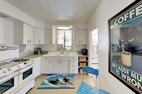 Top-Floor in Oak Park - Mountain-View Rooftop Deck apts - image 7