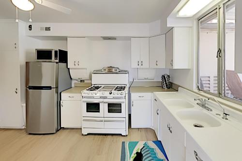 Top-Floor in Oak Park - Mountain-View Rooftop Deck apts - image 6