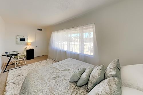 Top-Floor in Oak Park - Mountain-View Rooftop Deck apts - image 9