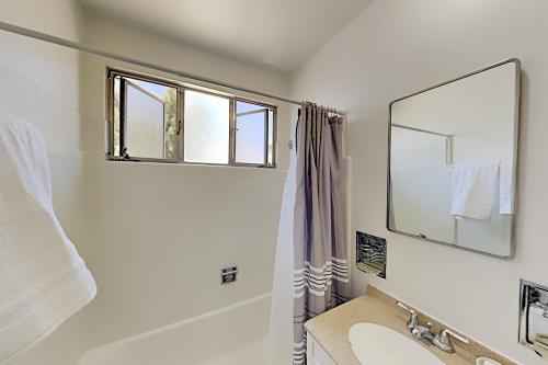 Top-Floor in Oak Park - Mountain-View Rooftop Deck apts - image 10