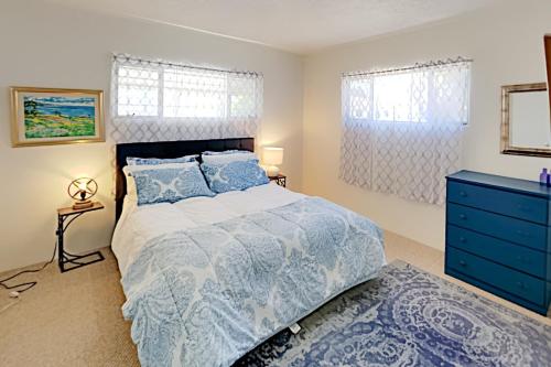 Top-Floor in Oak Park - Mountain-View Rooftop Deck apts - image 11