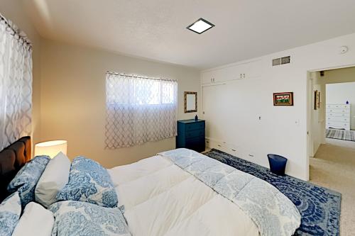 Top-Floor in Oak Park - Mountain-View Rooftop Deck apts - image 12