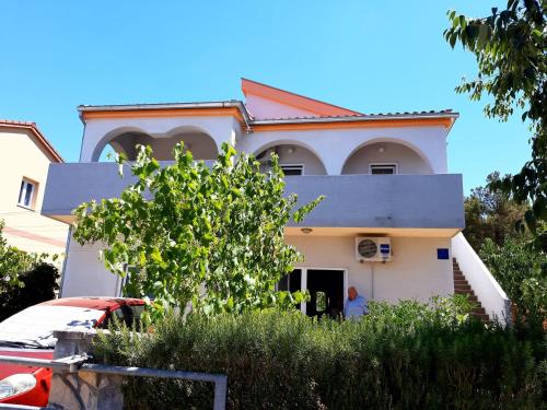 2 bedrooms, 3 beds