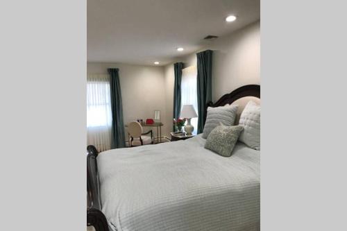 Blackstone Blvd Mansion House for Rent - image 5