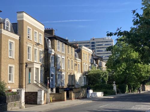 STUNNING GARDEN APARTMENT Central Exclusive Self Catering With Free Off Road Parking By Flat & Wiffi Beautifully Secluded 3 mins From All Amenities THIS IS A HOME NOT A HOTEL, Londyn
