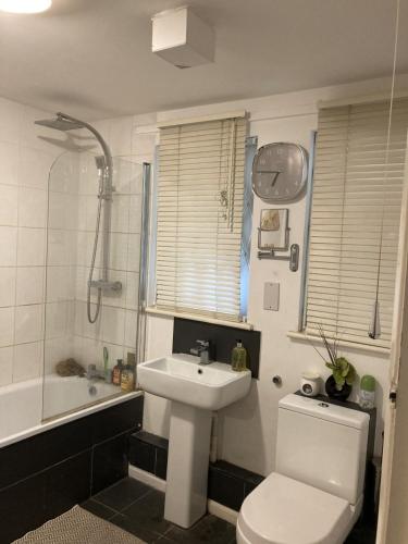 STUNNING GARDEN APARTMENT Central Exclusive Self Catering With Free Off Road Parking By Flat & Wiffi Beautifully Secluded 3 mins From All Amenities THIS IS A HOME NOT A HOTEL, London (photo 7)