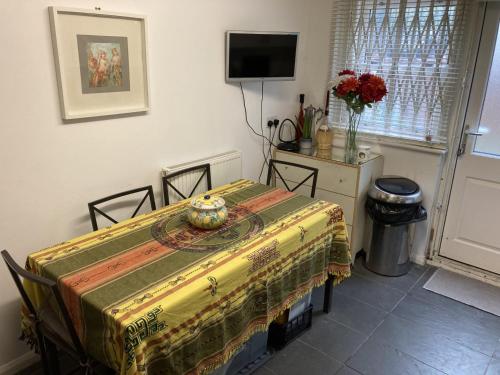 STUNNING GARDEN APARTMENT Central Exclusive Self Catering With Free Off Road Parking By Flat & Wiffi Beautifully Secluded 3 mins From All Amenities THIS IS A HOME NOT A HOTEL, London (photo 8)