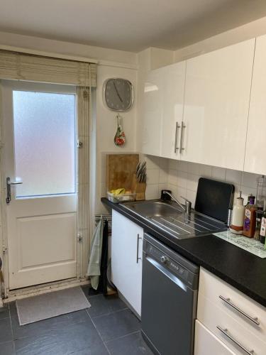 STUNNING GARDEN APARTMENT Central Exclusive Self Catering With Free Off Road Parking By Flat & Wiffi Beautifully Secluded 3 mins From All Amenities THIS IS A HOME NOT A HOTEL, London (photo 10)