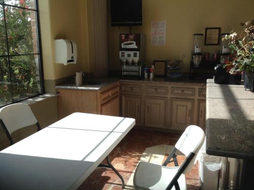 Executive Inn & Suites - image 2