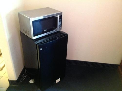 Executive Inn & Suites - image 8