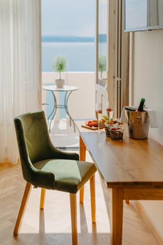 Deluxe Double Room with Balcony and Sea View image 9