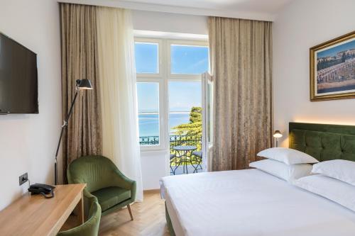 Deluxe Double Room with Balcony and Sea View image 7