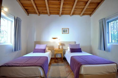 Fantastic vacation getaway Private Tennis Court Golf Practice Facility - image 7