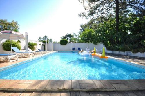 Fantastic vacation getaway Private Tennis Court Golf Practice Facility - image 9