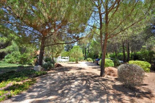 Fantastic vacation getaway Private Tennis Court Golf Practice Facility - image 4