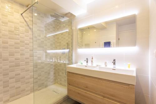 JJ8 - MAGNIFIQUE 3PIECES, ENTIEREMENT RENOVE, CLIM, VIEUX-NICE, Nizza (Foto 6)