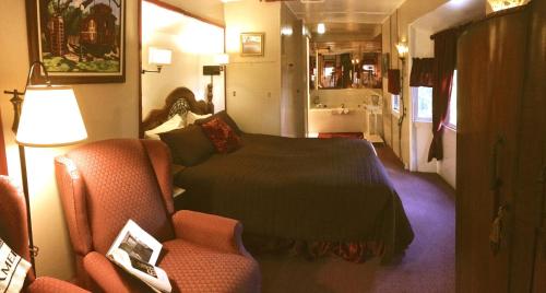 1 queen bed, 1 bunk bed