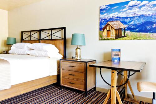 Blue Lakes Inn