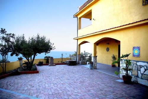 . Villa Yellow House