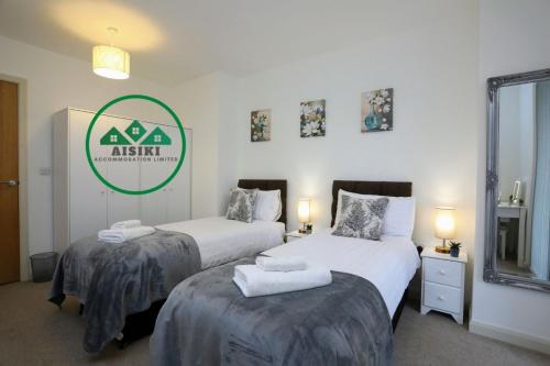 Aisiki Stays Apartments at Queensbury, Ground Floor, 2-Bedroom & 2-Bathroom, King or Twin Beds with Front Porch, with Free Wi-Fi & Parking Space