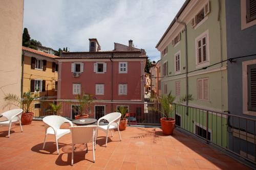 ระเบียง/ชานเรือน, Arcobaleno Apartments in พิราน