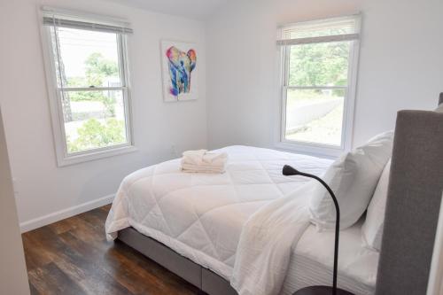 467 Fully Renovated Waterfront with Backyard Pond and Kayak Outdoor Shower Dog Friendly - image 11